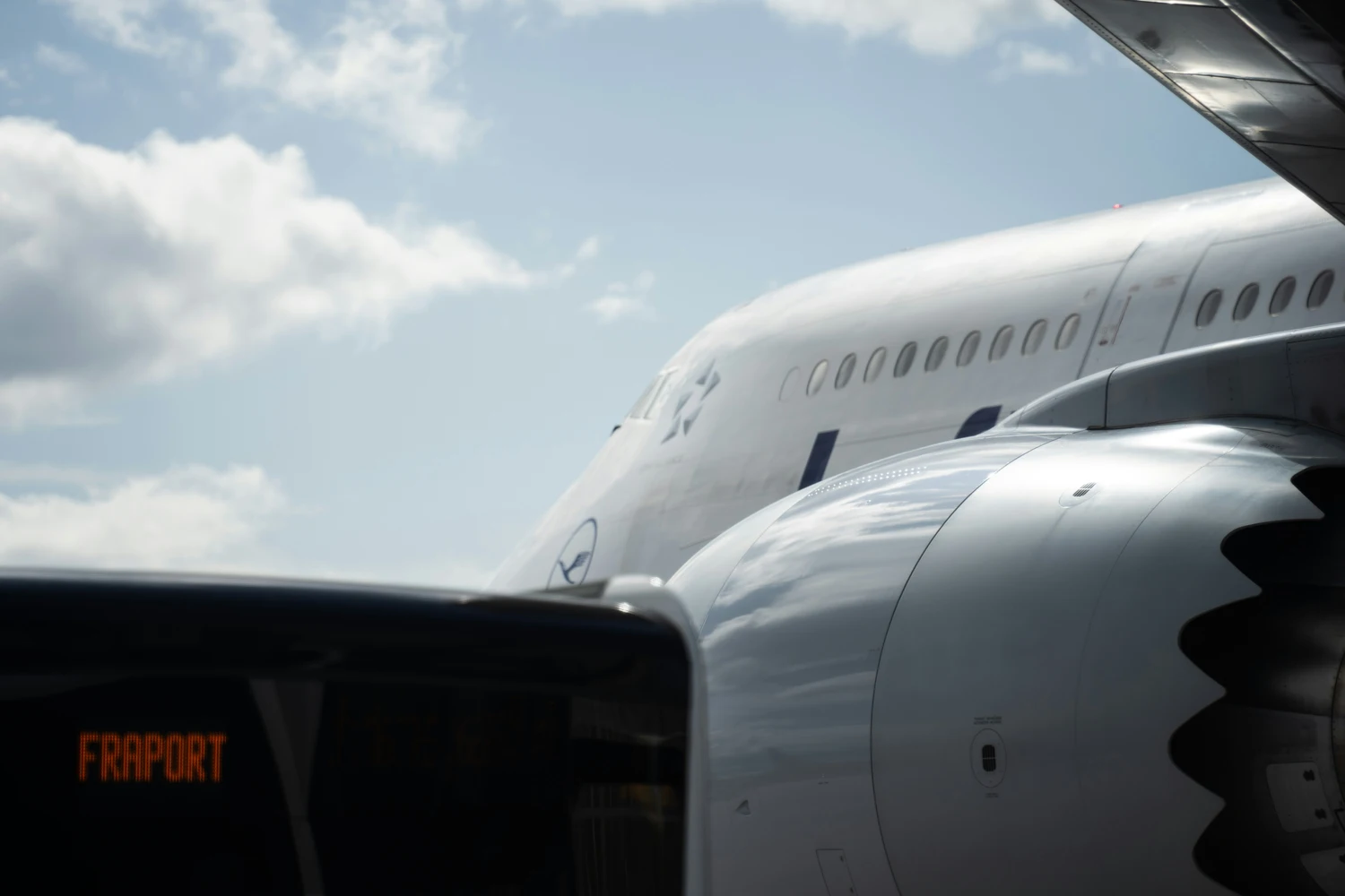Commercial aircraft on airport tarmac — aircraft leasing and withholding tax analysis Ukraine — Jurvneshservice