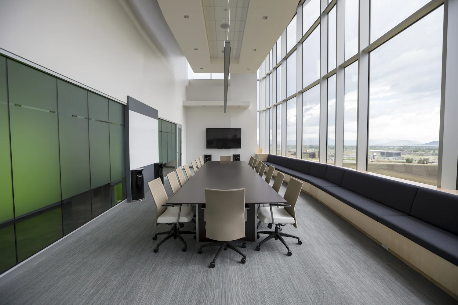 Порожня зала засідань в офісній вежі — там ухвалюють рішення, які потім коштують товариству грошей