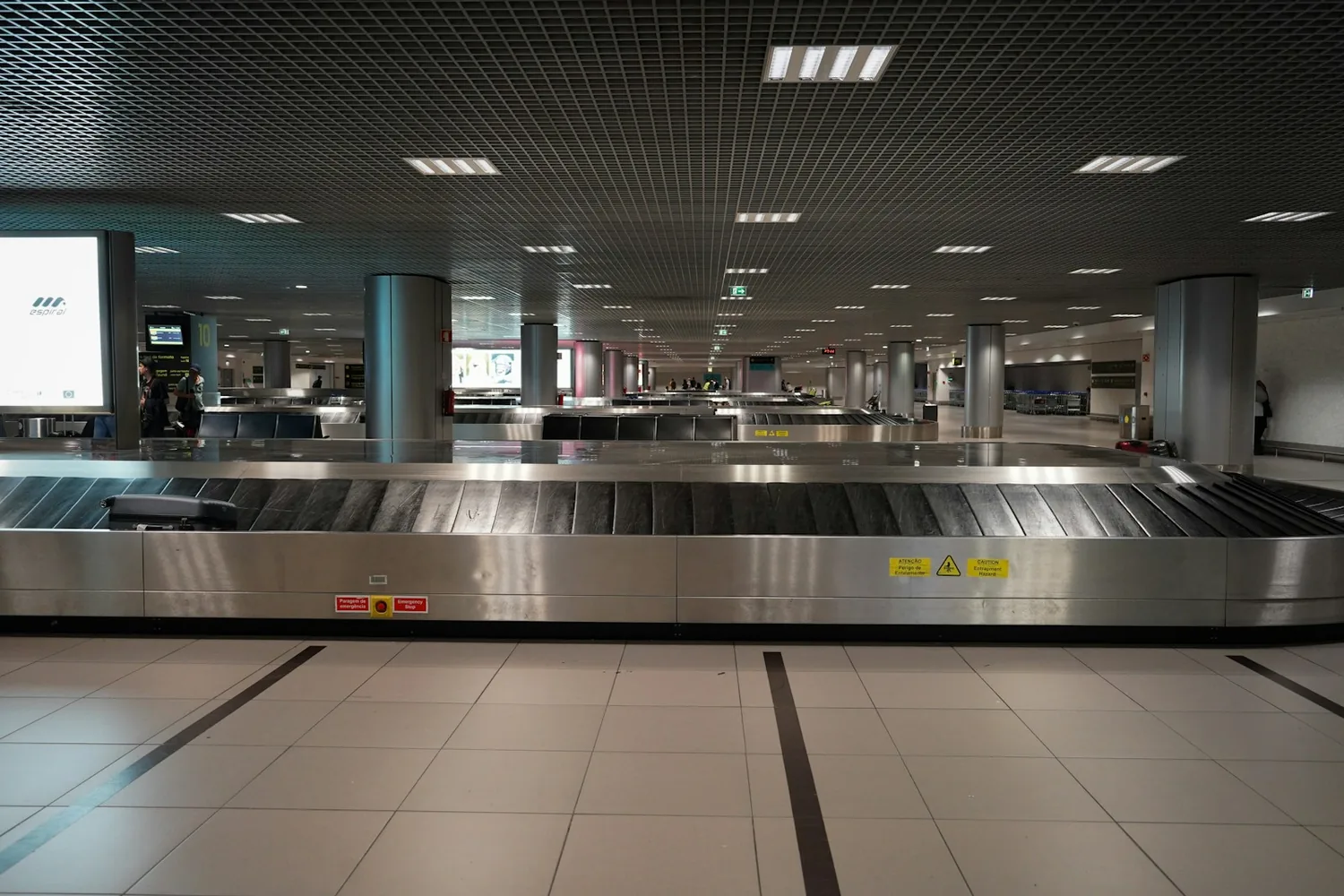 Empty baggage reclaim belt with a single suitcase — carrier liability limits under the Montreal Convention in Ukraine