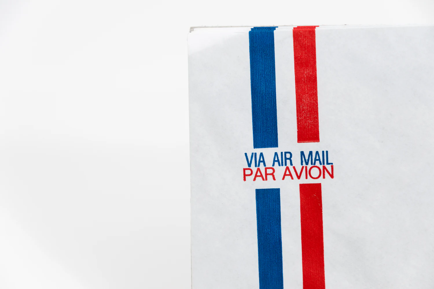Білий конверт авіапошти зі смугами Via Air Mail / Par Avion