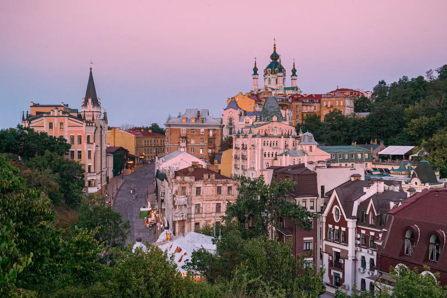 Андріївський узвіз і Андріївська церква в Києві у вечірньому світлі