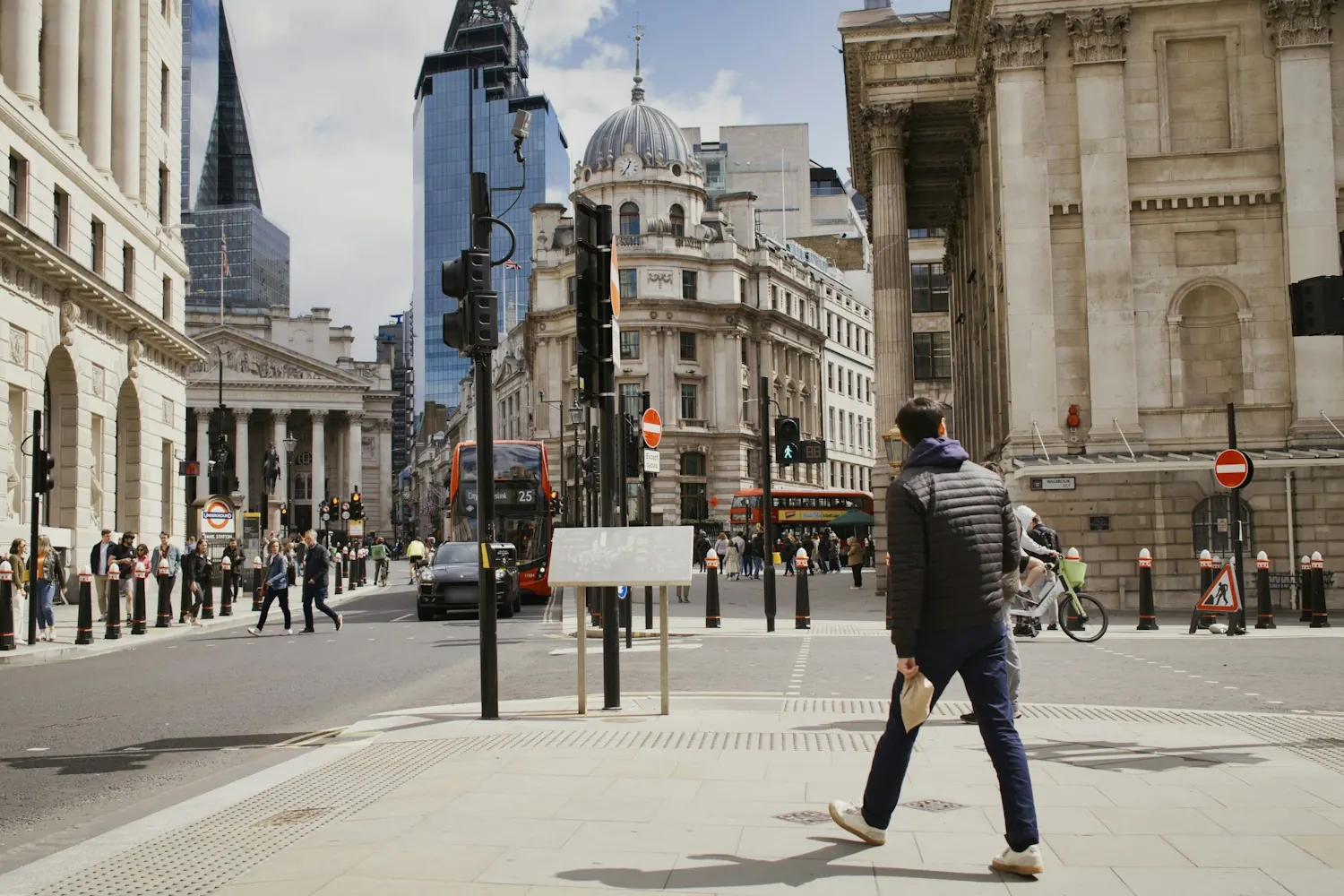 Bank junction in the City of London with the Royal Exchange, where a Ukrainian borrower’s process agent usually sits
